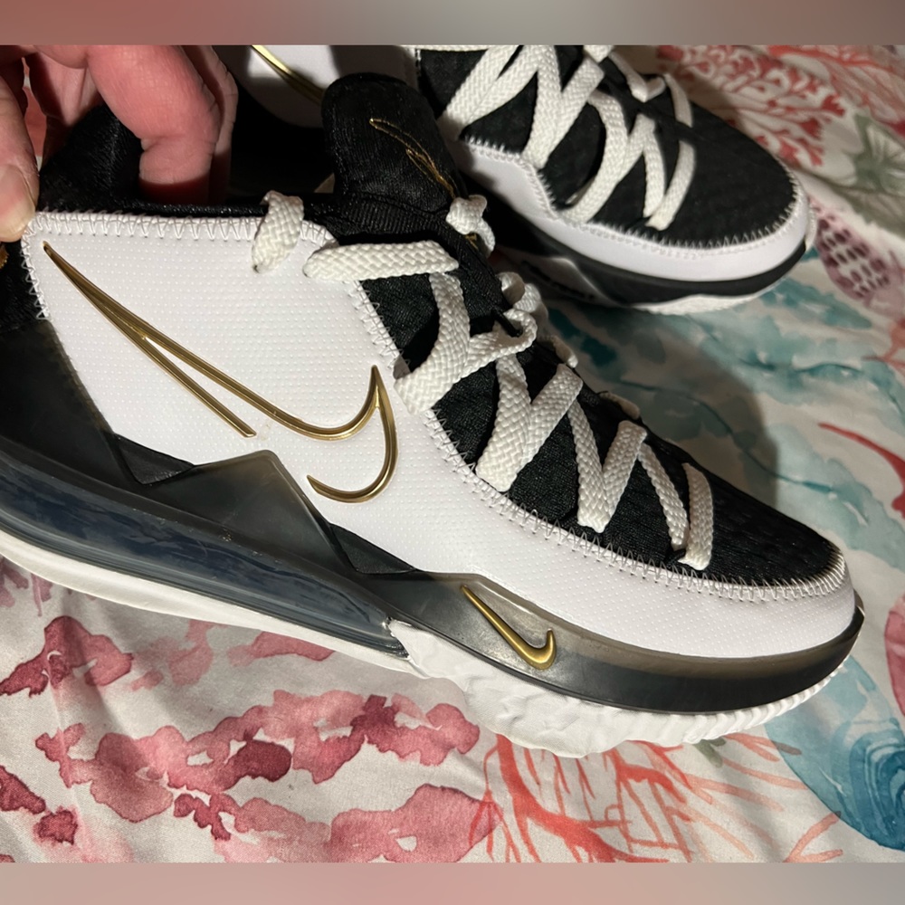 LeBron 17 Low ‘Metallic Gold’
